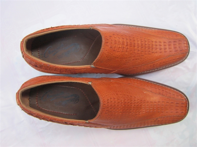 Giày nam màu vàng da cá sấu con